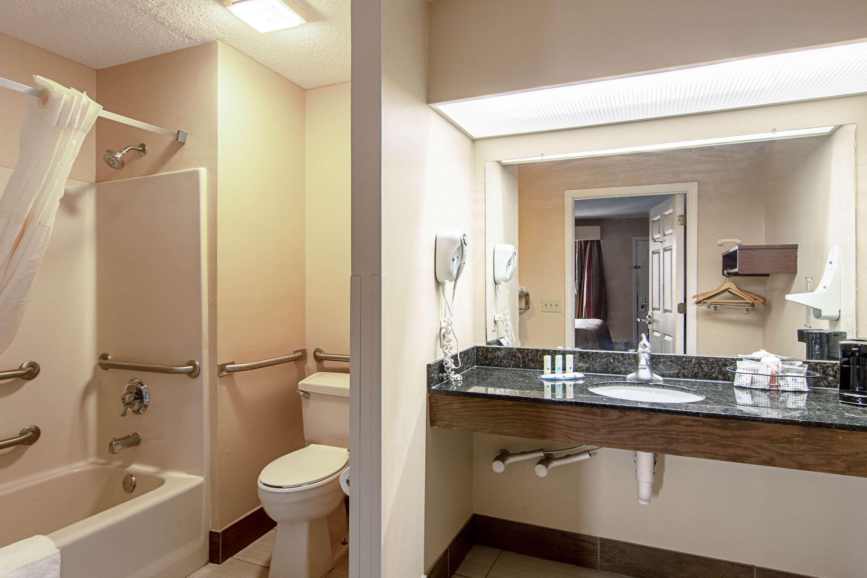 Quality Inn Thomaston Bagian luar foto